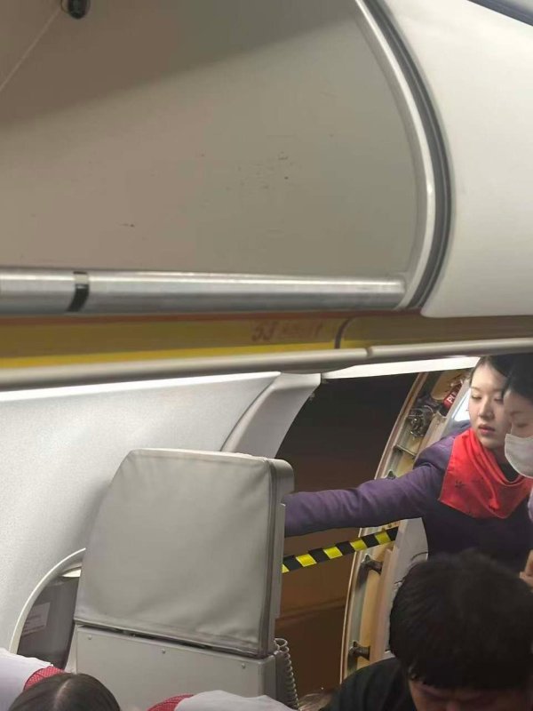 聚点股 香港航空一客机降落日本大阪, 一乘客误开应急门弹出逃生梯, 航司: 逃生梯已不能再使用
